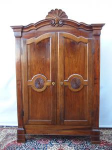 PIEMONTESISCHER NUSSBAUMSCHRANK MIT ZWEI TÜREN, FRÜHES 19. JAHRHUNDERT, RESTAURIERT, cm B 161xT56xH254
